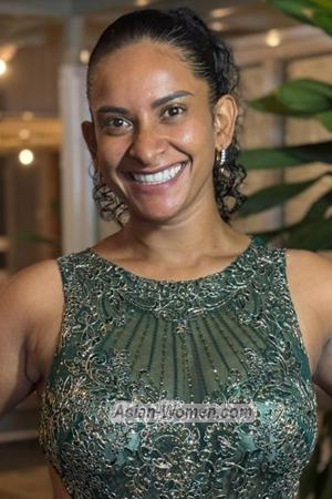 205243 - Daniela Age: 36 - Colombia